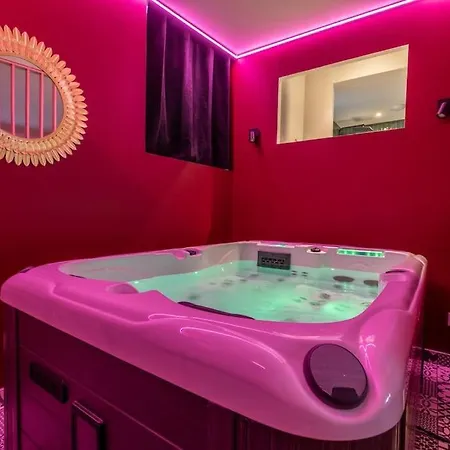 Loveroom En Centre Ville Avec Jacuzzi - Notre Dame Clermont-Ferrand Exterior photo
