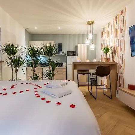 Loveroom En Centre Ville Avec Jacuzzi - Notre Dame Clermont-Ferrand Exterior photo