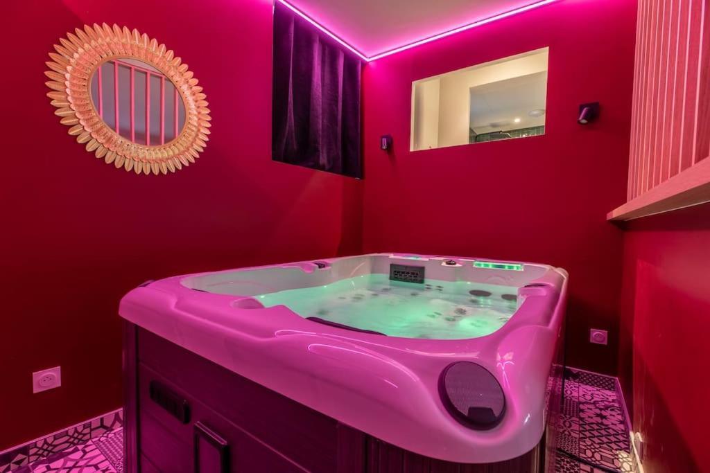 Loveroom En Centre Avec Jacuzzi - Notre Dame Apartment